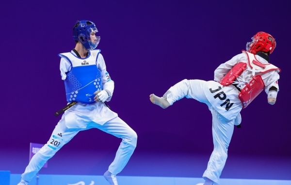 10月23日，杭州第4屆亞殘運會跆拳道男子K44級58公斤級銅牌賽舉行。圖為烏茲別克斯坦隊選手桑賈貝克·穆赫托羅夫(左)和日本隊選手阿渡健太在比賽中。圖片來源：杭州亞殘組委會