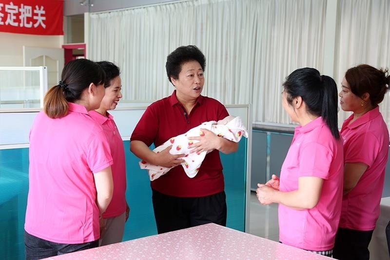 △2021年6月2日，卓長(zhǎng)立（中）指導(dǎo)正在接受培訓(xùn)的家政服務(wù)員。