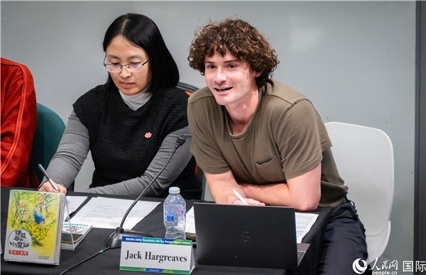 4、英國漢學(xué)家沈如風(fēng)對中國文學(xué)譯作的未來充滿期待。郭錦標(biāo)攝