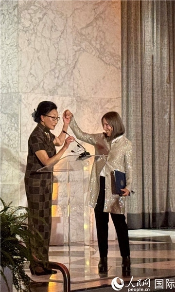 加州副州長(zhǎng)康伊蓮為方李邦琴獲獎(jiǎng)致辭。人民網(wǎng)記者 鄧圩攝