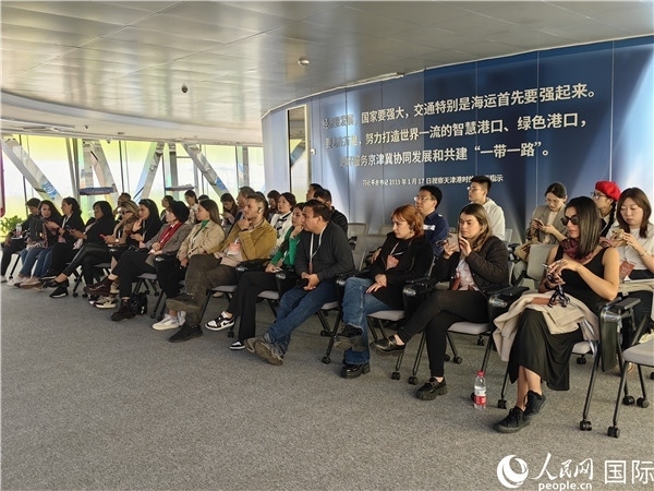 外媒記者探訪天津港北疆港區(qū)C段智能化集裝箱碼頭。人民網(wǎng)記者 符園園攝