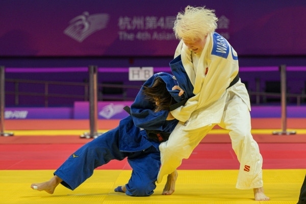 10月24日，杭州第4屆亞殘運會柔道女子J2級57公斤級決賽舉行。圖為中國隊選手王嘉楠（右）和日本隊選手廣瀨順子在比賽中。圖片來源：杭州亞殘組委