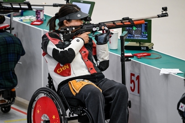 10月23日，杭州第4屆亞殘運會射擊(R2)SH1級女子10米氣步槍立射資格賽舉行。圖為中國隊選手張翠平在比賽中。圖片來源：杭州亞殘組委