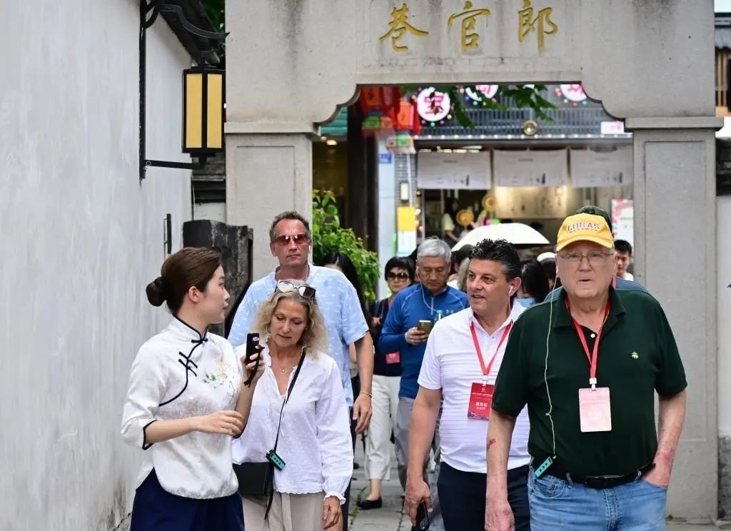 △2023年6月27日，“鼓嶺之友”部分成員和中美各界人士在福建福州南后街三坊七巷參觀訪問。