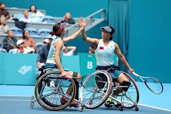 10月25日，杭州亞殘運會輪椅網(wǎng)球女雙決賽，中國組合朱珍珍(右)/郭珞瑤慶祝得分。人民網(wǎng)記者 胡雪蓉攝