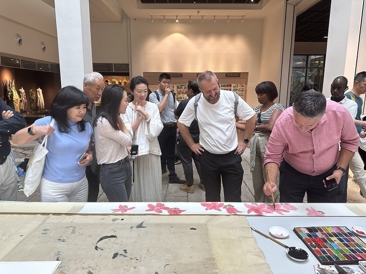 首屆國際傳播“絲路獎”獲獎代表等在廣州市荔灣區(qū)永慶坊參加文化交流活動。楊爍壁、王燕攝影報道