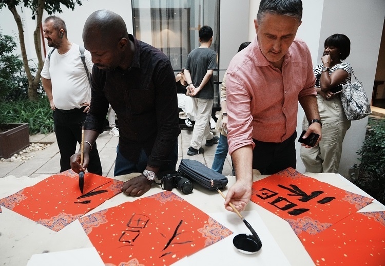 首屆國際傳播“絲路獎”獲獎代表等在廣州市荔灣區(qū)永慶坊參加文化交流活動。楊爍壁、王燕攝影報道