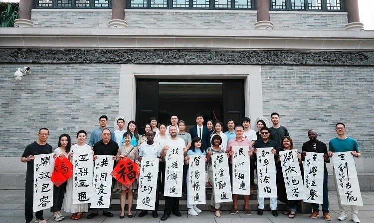 首屆國際傳播“絲路獎”獲獎代表等在廣州市荔灣區(qū)永慶坊參加文化交流活動。楊爍壁、王燕攝影報道