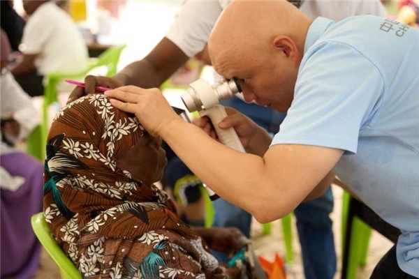 醫(yī)療隊(duì)為當(dāng)?shù)鼗颊吡x診。中國(guó)援桑醫(yī)療隊(duì)供圖