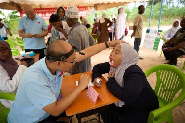 醫(yī)療隊(duì)為當(dāng)?shù)鼗颊吡x診。中國(guó)援桑醫(yī)療隊(duì)供圖