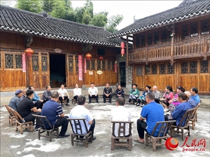 花垣縣石欄鎮(zhèn)朋巖村的院壩會(huì)。人民網(wǎng) 周靜圓攝