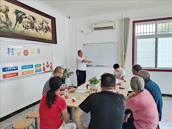 泉塘村17組議事會(huì)正在討論土地整理事項(xiàng)。湖南省司法廳供圖