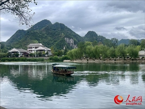 秋日的邊城鎮(zhèn)，青山滴翠、碧水含情。人民網(wǎng) 周靜圓攝