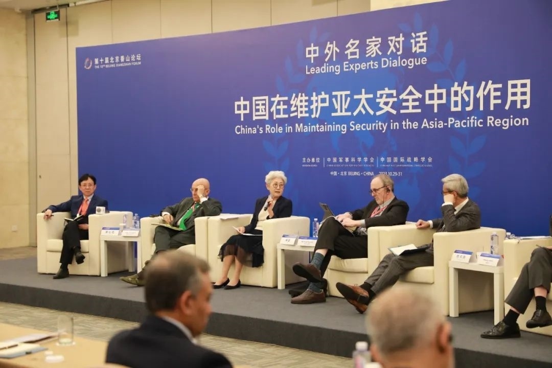 傅瑩（左三）反駁邁克爾·史文（左四）。斯基攝