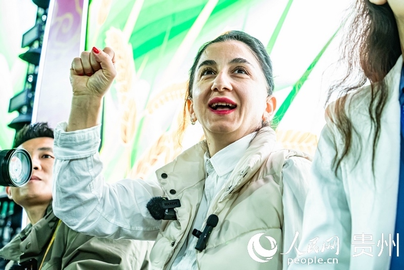 外媒記者在現(xiàn)場(chǎng)吶喊助威。人民網(wǎng) 陽(yáng)茜攝