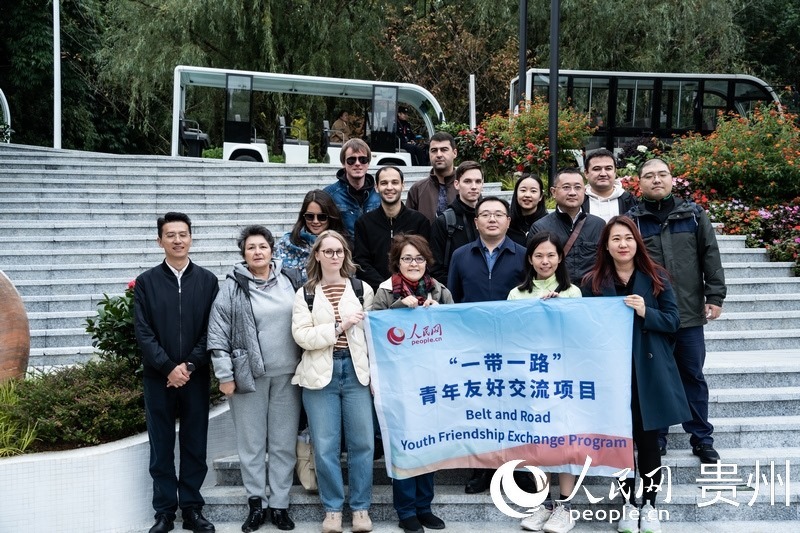 合影留念。人民網(wǎng) 陽茜攝