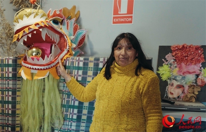 “熊貓閱覽室”一角。盧漢·梅洛為記者展示大使館贈(zèng)送的龍頭。人民網(wǎng)記者 張若涵攝