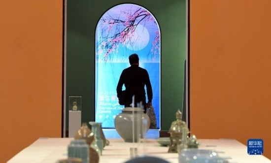 10月30日，人們?cè)谝晾实潞谔m伊朗國(guó)家藝術(shù)科學(xué)院觀看展出的展品。新華社記者 沙達(dá)提 攝