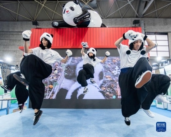  10月29日，街舞隊在日本大阪國際會展中心中國館表演街舞。新華社發(fā)（中國駐大阪旅游辦事處供圖）