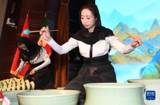 10月30日，演員在伊朗德黑蘭伊朗國(guó)家藝術(shù)科學(xué)院舉行的“青風(fēng)海上來”浙江青瓷巡禮開幕式暨“萬象中國(guó)·天下寧波”寧波文旅推介會(huì)開幕式上表演。新華社記者 沙達(dá)提 攝