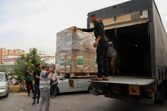  10月29日，工作人員在加沙地帶南部城市汗尤尼斯的一家醫(yī)院搬運(yùn)醫(yī)療援助物資。新華社發(fā)（里澤克·阿卜杜勒賈瓦德攝）