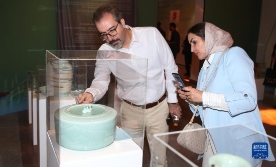 10月30日，人們?cè)谝晾实潞谔m伊朗國(guó)家藝術(shù)科學(xué)院觀看展出的展品。新華社記者 沙達(dá)提 攝