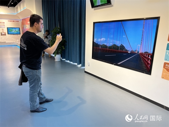 歐亞國家記者在橋梁博物館參觀。（人民網(wǎng) 花放攝）