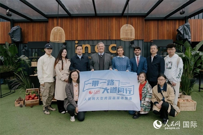 在烏拉圭第118屆普拉多牧農(nóng)業(yè)國(guó)際博覽會(huì)上，烏拉圭國(guó)家肉類(lèi)協(xié)會(huì)主席與人民網(wǎng)記者合影。人民網(wǎng)記者 張若涵攝