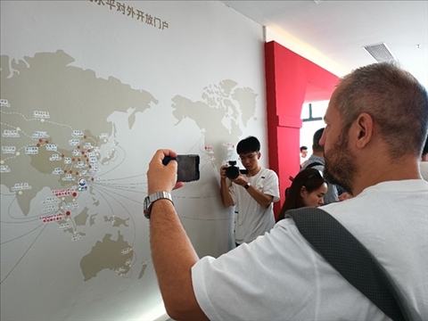 來自波黑的法魯克·博里奇用手機記錄廣州港可以通達到的世界城市與地區(qū)。石青川 攝