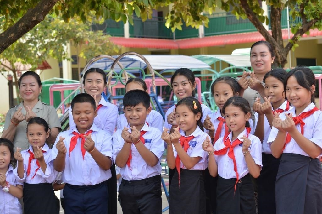 在采訪中，中老友好農(nóng)冰村小學(xué)師生為老中友誼“比心”。