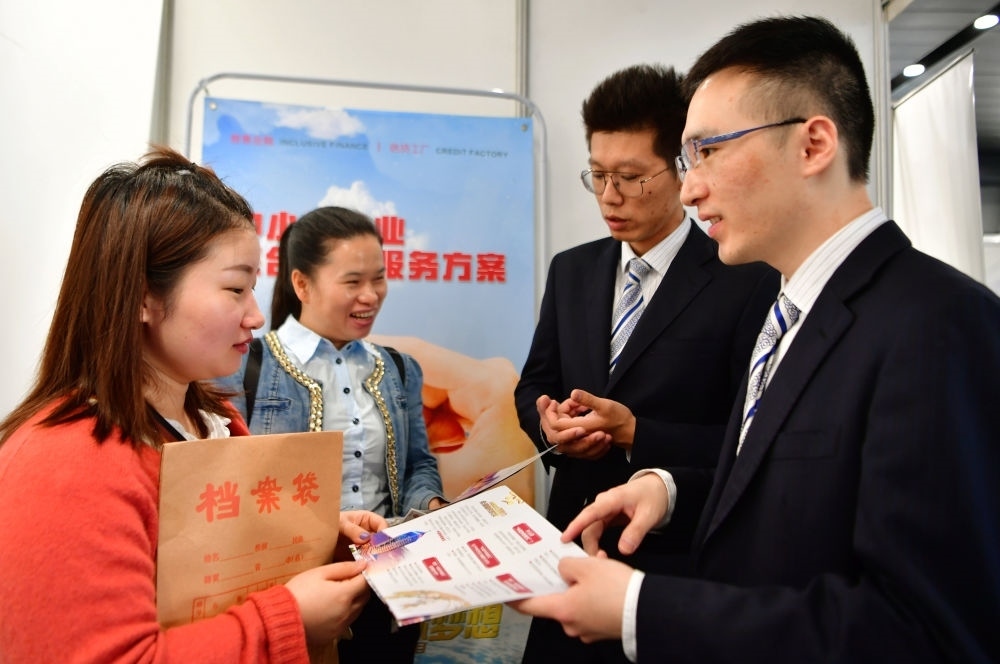 2019年5月9日，兩名鞋業(yè)公司的工作人員（左一和左二）向銀行工作人員咨詢中小微企業(yè)金融服務方案細則。當日，福建自貿(mào)區(qū)福州片區(qū)稅企銀三方對接會在馬尾基金小鎮(zhèn)舉辦，來自傳統(tǒng)制造業(yè)、物聯(lián)網(wǎng)和電子商務等行業(yè)的企業(yè)代表參加對接會。新華社記者 魏培全 攝