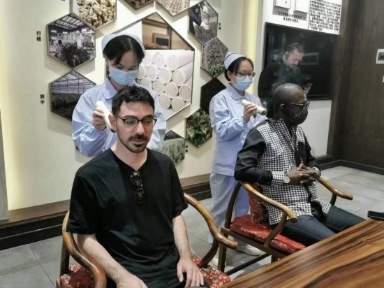 2023“一帶一路”媒體合作論壇聯(lián)合采訪團(tuán)團(tuán)員在九牛草展示館體驗(yàn)艾灸。（本報(bào)記者 黃超攝）