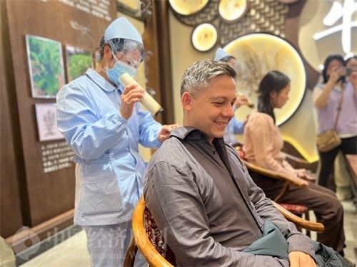 （外媒記者體驗(yàn)艾灸。中國(guó)經(jīng)濟(jì)周刊記者 郭志強(qiáng) 攝）