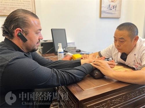  （外媒記者走進(jìn)中醫(yī)堂，問診中醫(yī)名師。中國(guó)經(jīng)濟(jì)周刊記者 郭志強(qiáng)攝）