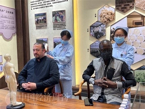  （外媒記者爭(zhēng)先恐后體驗(yàn)艾灸，直呼神奇。中國(guó)經(jīng)濟(jì)周刊記者 郭志強(qiáng) 攝）