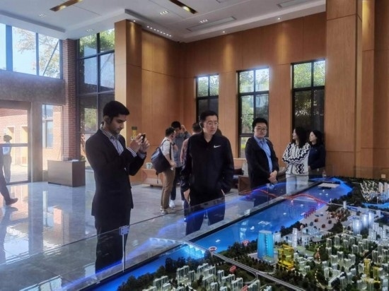 10月24日，2023“一帶一路”媒體合作論壇聯(lián)合采訪團團員在清水塘投資集團招商服務(wù)中心參觀。本報記者 常雯宜攝