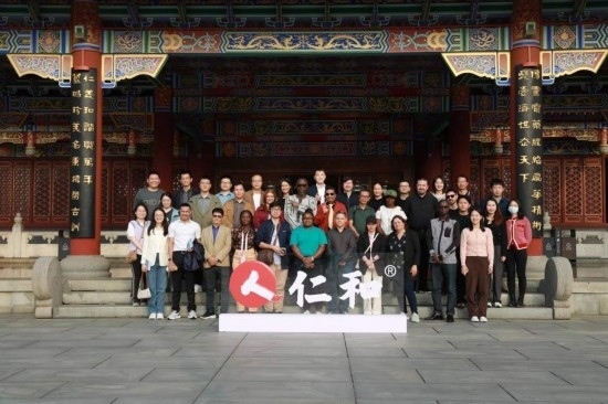 2023“一帶一路”媒體合作論壇聯(lián)合采訪團(tuán)參觀仁和集團(tuán)。（受訪者供圖）