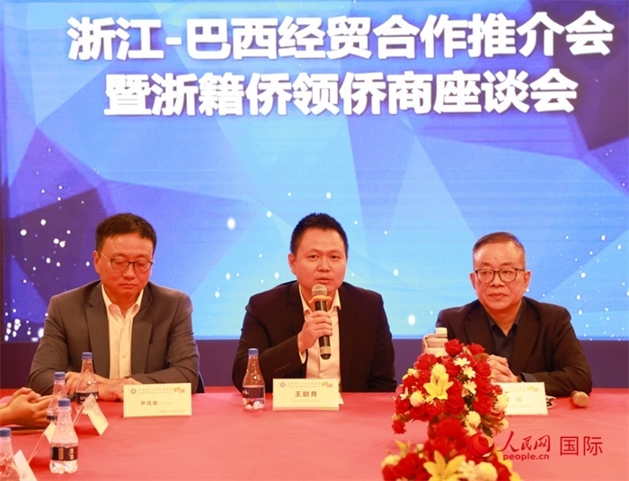 中國(guó)駐里約代總領(lǐng)事王尉育（中）在活動(dòng)中致辭。人民網(wǎng)記者 陳海琪攝