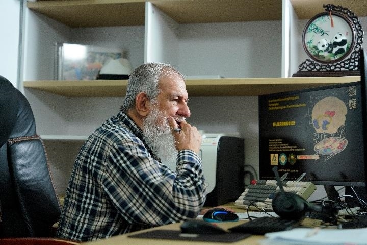 10月31日，古巴科學家裴德樂在電子科技大學做科研。