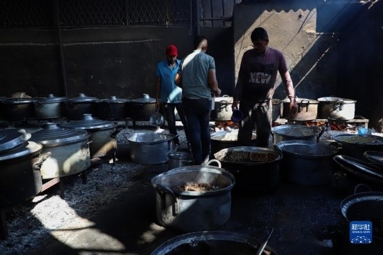 11月3日，在加沙地帶南部城市拉法，人們在煤氣中斷后用柴火做飯。新華社發(fā)（里澤克·阿卜杜勒賈瓦德攝）