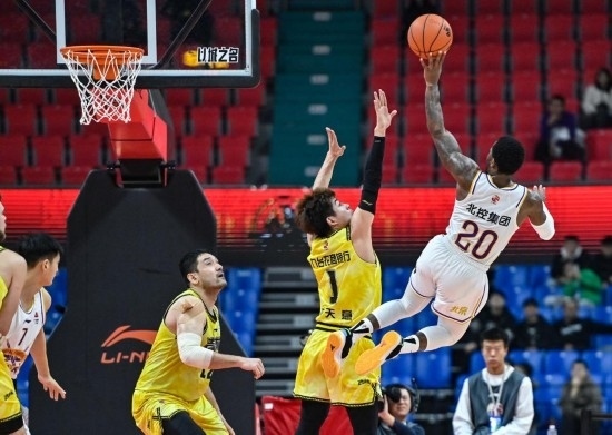 11月4日，北京控股隊球員費爾德（右一）在比賽中投籃。新華社記者 顏麟蘊 攝