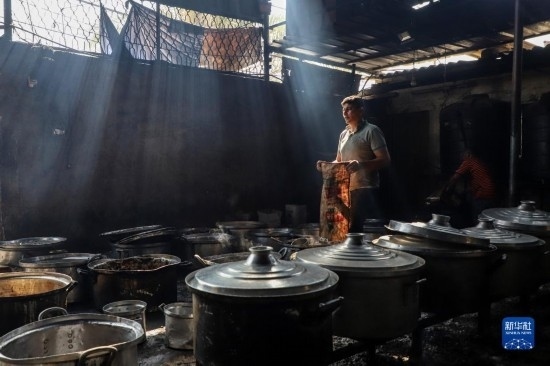 11月3日，在加沙地帶南部城市拉法，人們在煤氣中斷后用柴火做飯。新華社發(fā)（里澤克·阿卜杜勒賈瓦德攝）