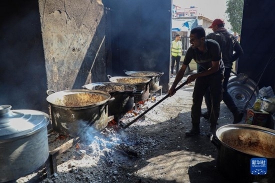 11月3日，在加沙地帶南部城市拉法，人們在煤氣中斷后用柴火做飯。新華社發(fā)（里澤克·阿卜杜勒賈瓦德攝）