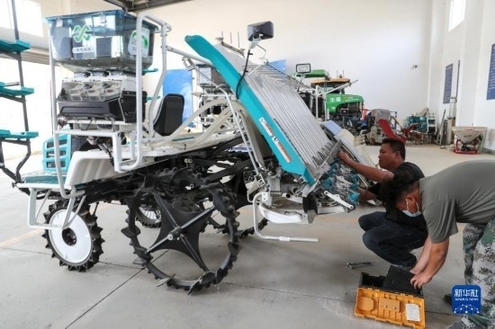 11月4日，技術(shù)員在南通市通州區(qū)十總鎮(zhèn)育民村農(nóng)場保養(yǎng)無人插秧機(jī)設(shè)備。