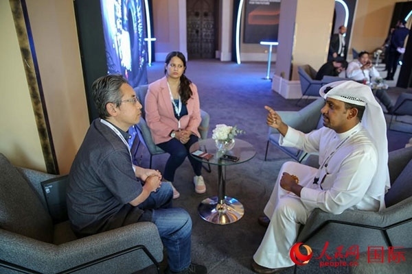 人民網(wǎng)記者采訪迪拜創(chuàng)新企業(yè)家索萊曼·里法伊（右一），索萊曼表示期待加強(qiáng)與中方合作。人民網(wǎng) 塔里克·易卜拉欣 攝