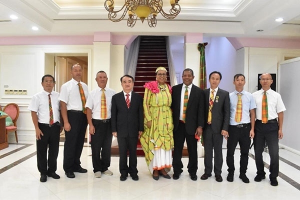 多米尼克總統(tǒng)伯頓和駐多米尼克大使林先江與中國農(nóng)業(yè)技術(shù)專家組合影。中國駐多米尼克大使館供圖