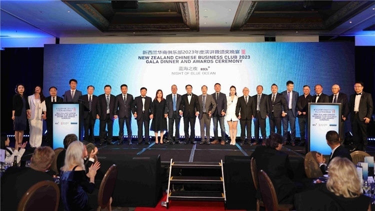 新西蘭華商聯(lián)合總會(huì)首批會(huì)員代表上臺(tái)亮相。攝影：張凱
