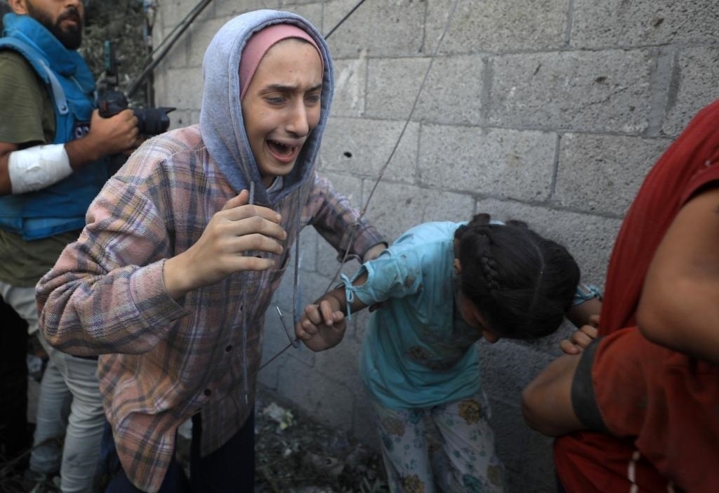 11月6日，人們從加沙地帶中部地區(qū)一處被炸難民營(yíng)逃離。新華社發(fā)（亞西爾·庫(kù)迪攝）