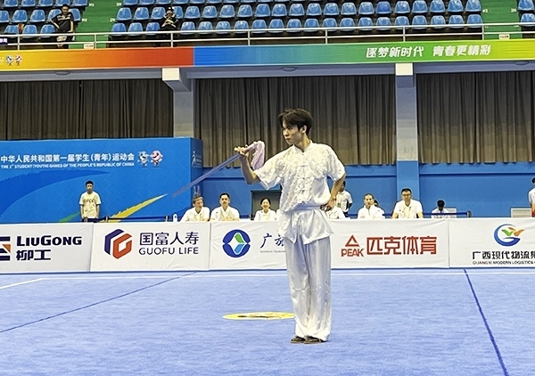 11月6日，第一屆全國學生（青年）運動會武術套路（大學組）男子自選劍術比賽中。人民網記者 歐興榮攝