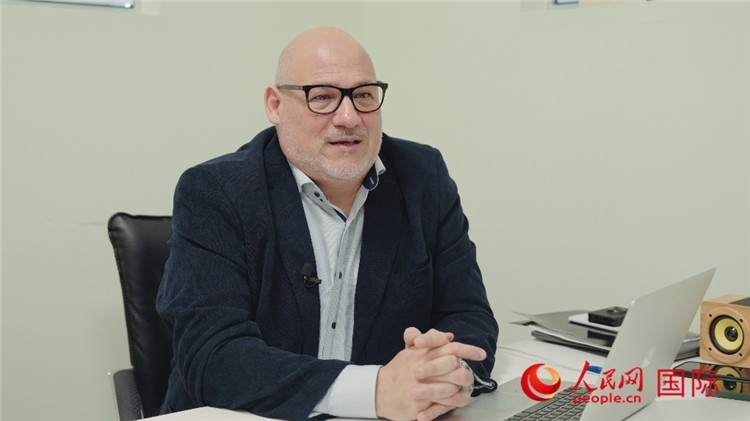 烏拉圭《共和國(guó)報(bào)》總編輯胡安·布蘭卡接受人民網(wǎng)專訪。人民網(wǎng)記者 張若涵攝